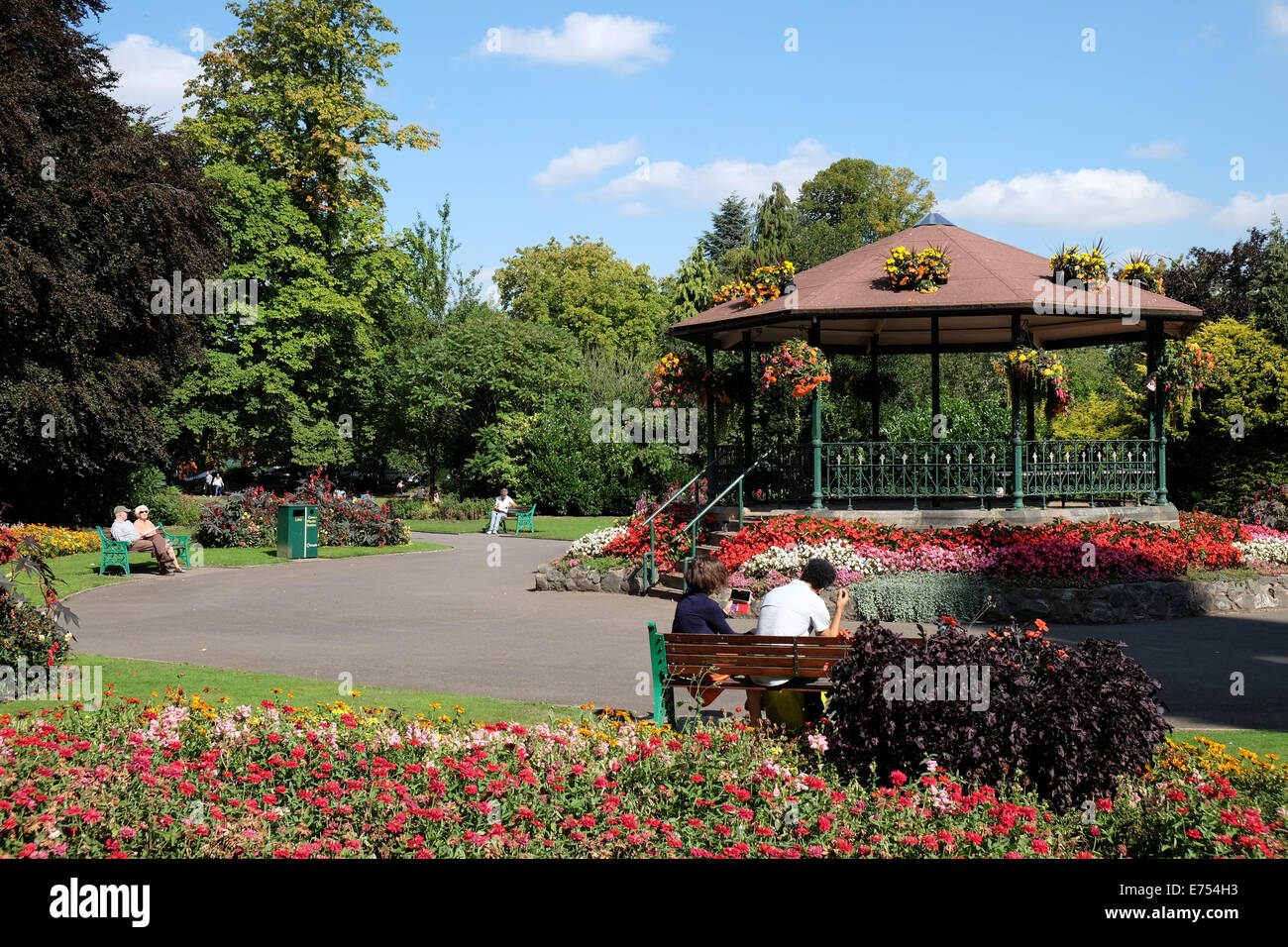 Menschen, die das Wochenende zu genießen, wie Sommer im Queens Park Loughborough weiter Stockfoto