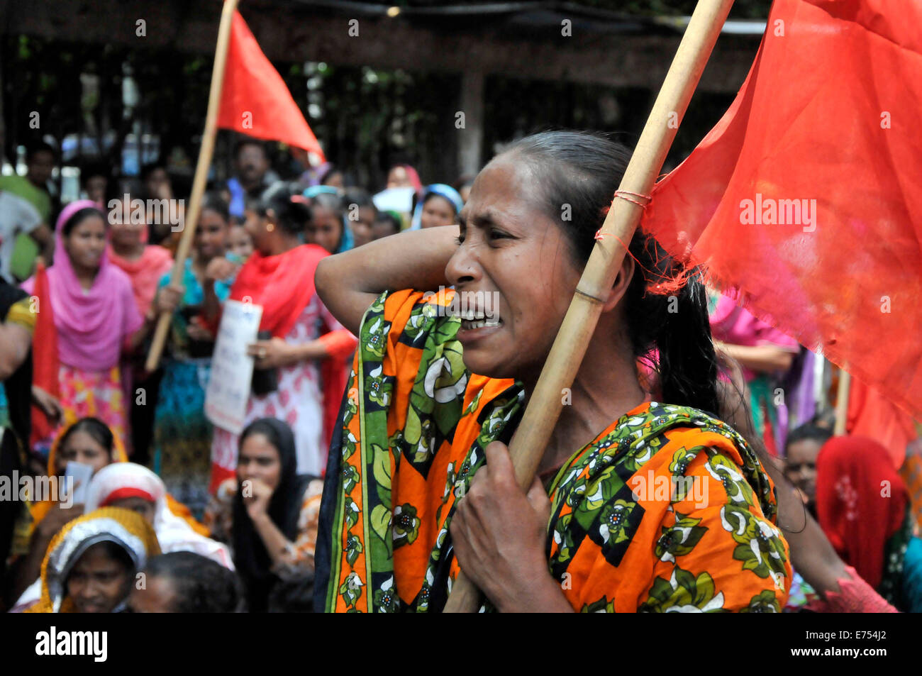 Dhaka, Bangladesch. 7. Sep, 2014. Eine Frau schreit Parolen während einer Protestkundgebung vor dem National Press Club in Dhaka, Bangladesch, 7. September 2014. Hunderte von Textilarbeiterinnen forderte ihre Fabriken wieder geöffnet und ihre fälligen Löhne in Dhaka am Sonntag. Bildnachweis: Shariful Islam/Xinhua/Alamy Live-Nachrichten Stockfoto