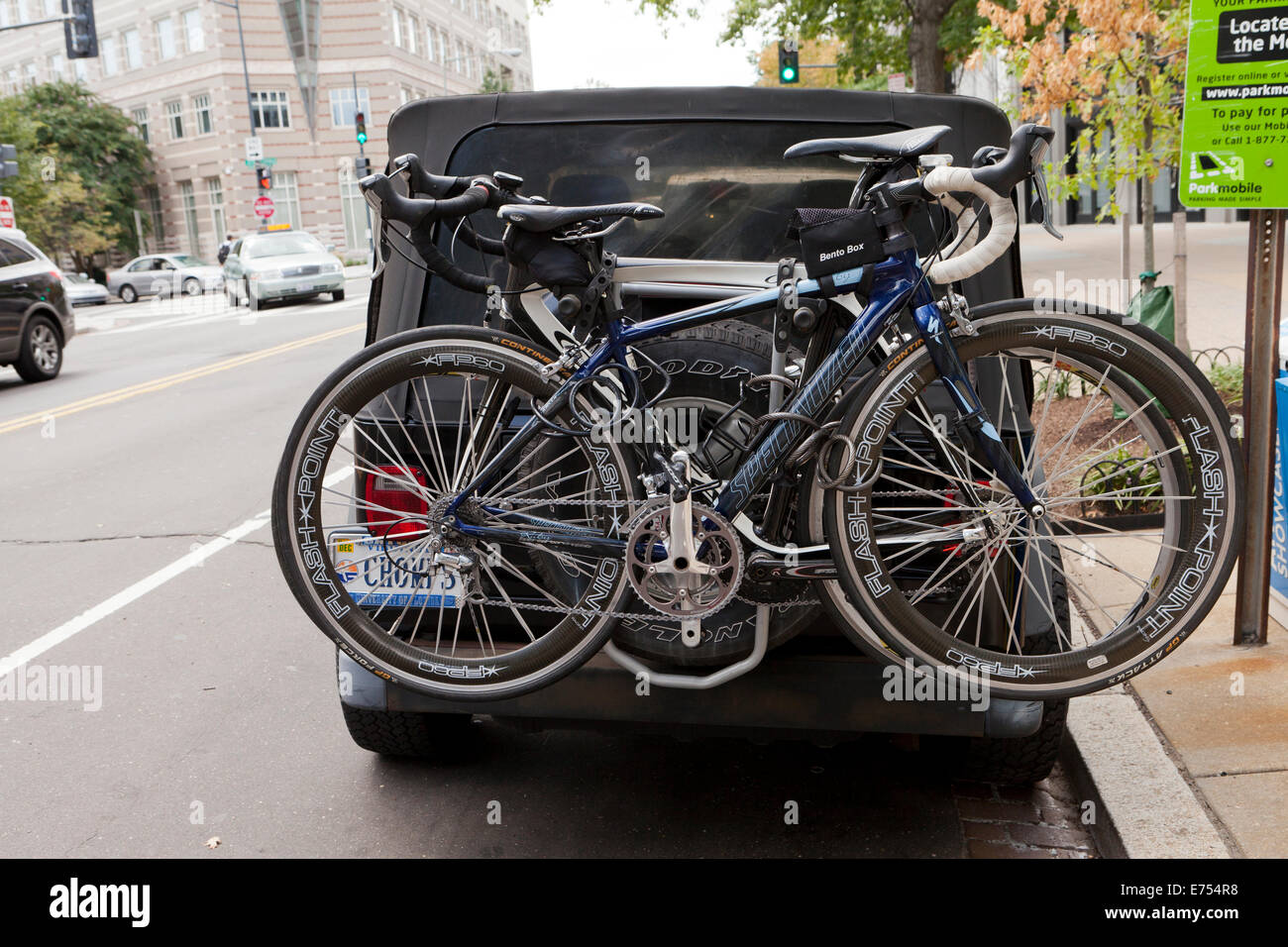 Fahrräder am Heck montierten Fahrradträger - USA Stockfoto