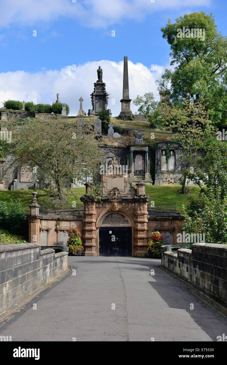 Die Fußgängerbrücke vom Cathedral Square in der Nekropole von Glasgow, Schottland, Großbritannien, Europa Stockfoto