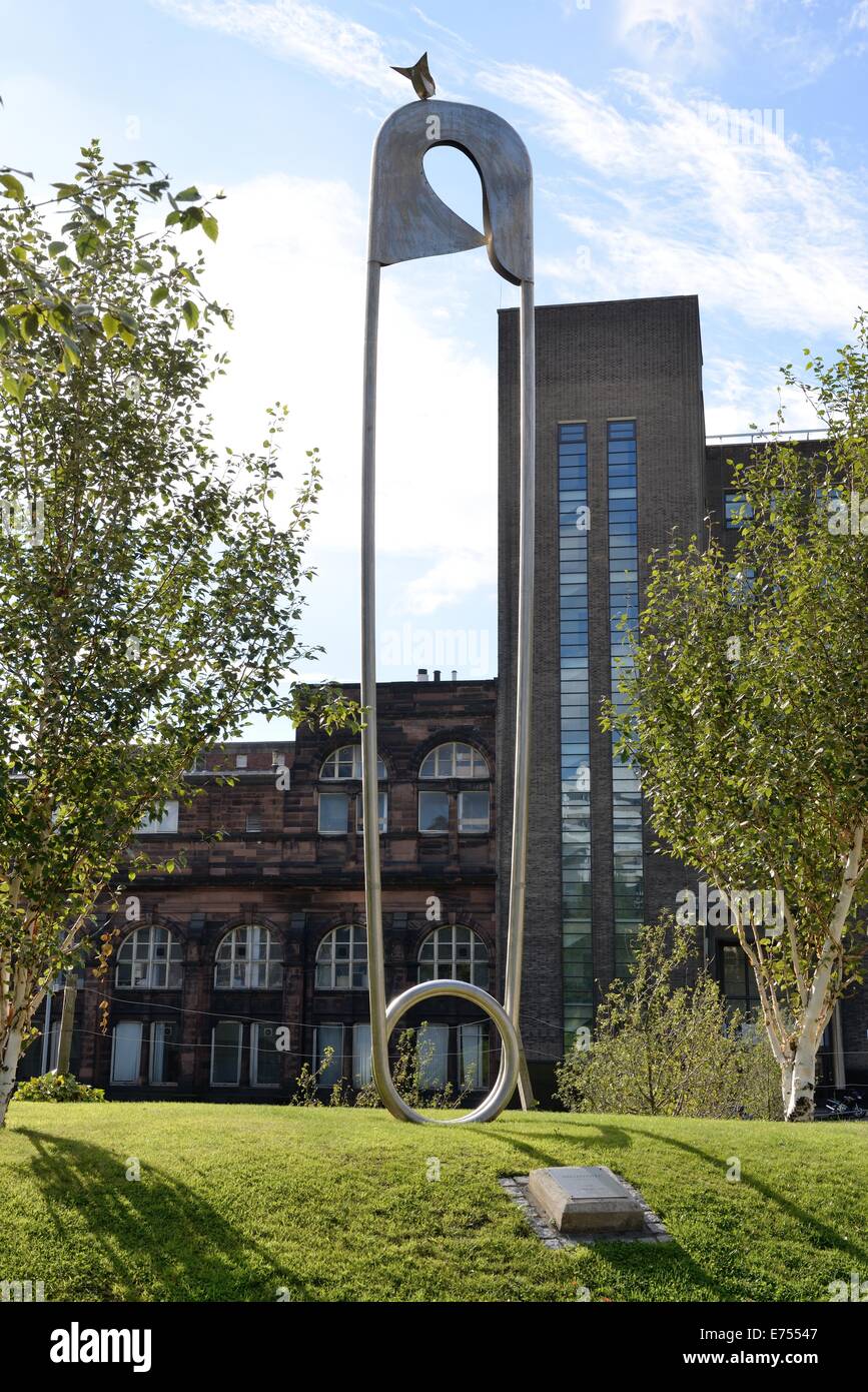 "Denkmal für Mutterschaft" ist eine riesige Windel Pin auf dem ehemaligen Gelände der Rottenrow Entbindungsklinik in Glasgow, Scotland, UK Stockfoto