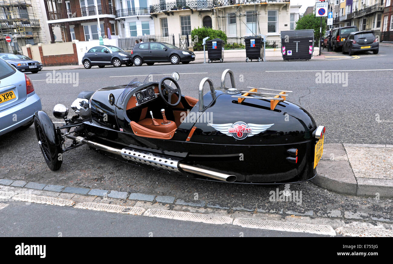 Brighton UK - Morgan 3 dreirädriges Radmodell, das an einer engen Stelle an der Küste von Brighton geparkt ist Stockfoto