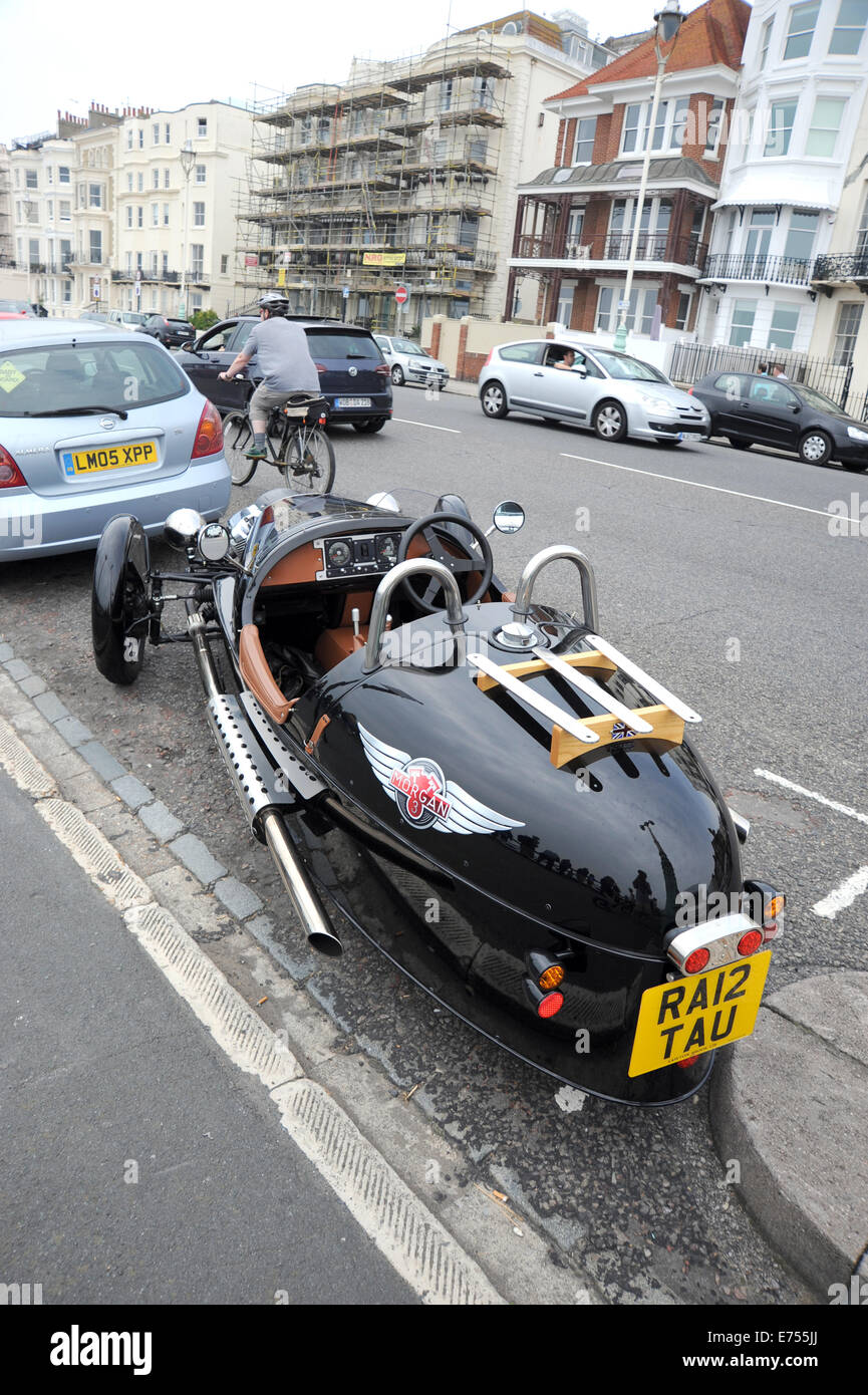 Brighton UK - Morgan 3 dreirädriges Radmodell, das an einer engen Stelle an der Küste von Brighton geparkt ist Stockfoto