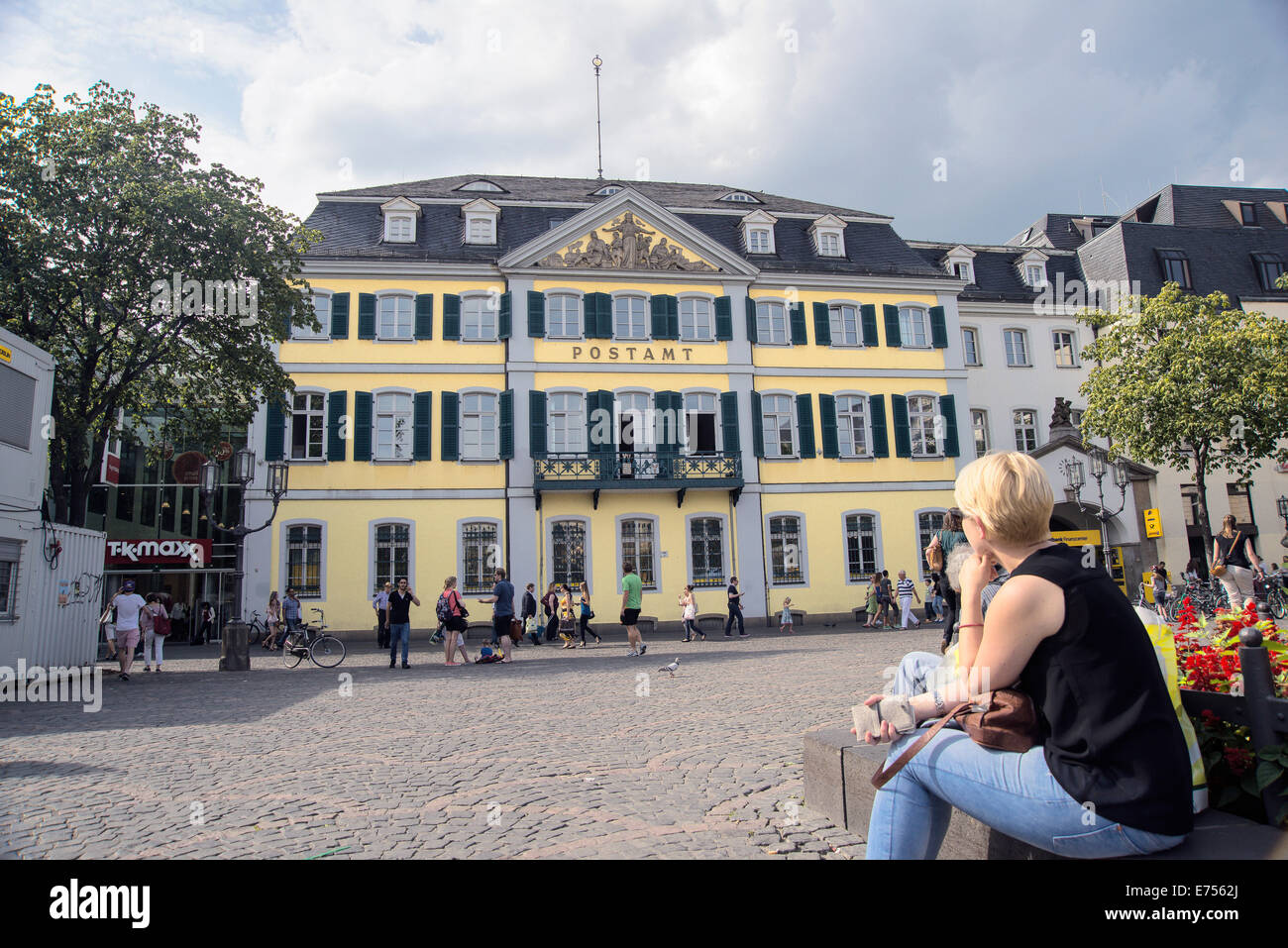 Attraktive Touristen bewundern das prächtige Gebäude des Bonner Münster Hauptpost von Bonn, Deutschland, Europa Stockfoto