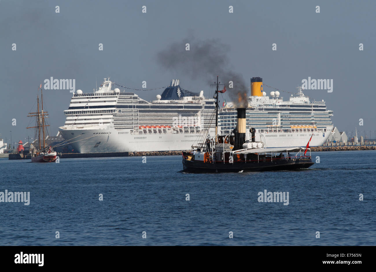 Der Schoner Lilla Dan und alten Dampfschiff Bjørn vor Kreuzer MSC Poesia und Costa Luminosa am neuen Cruise Schiff Kai Stockfoto