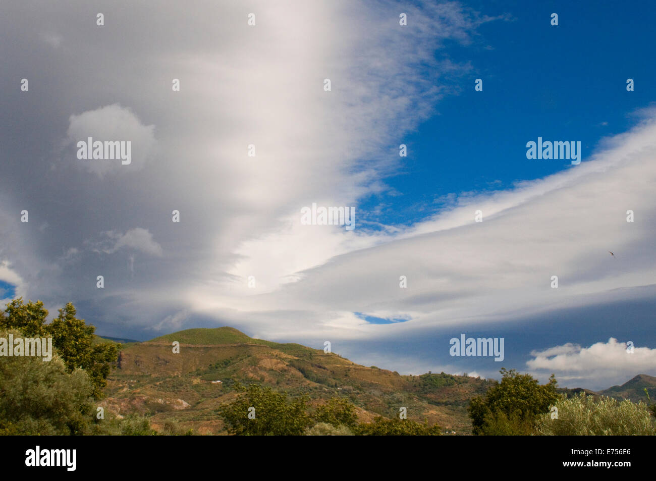 Ausdehnung der Wolke über Montaña Granada Orgiva Alpujarras Süd Spanien Stockfoto