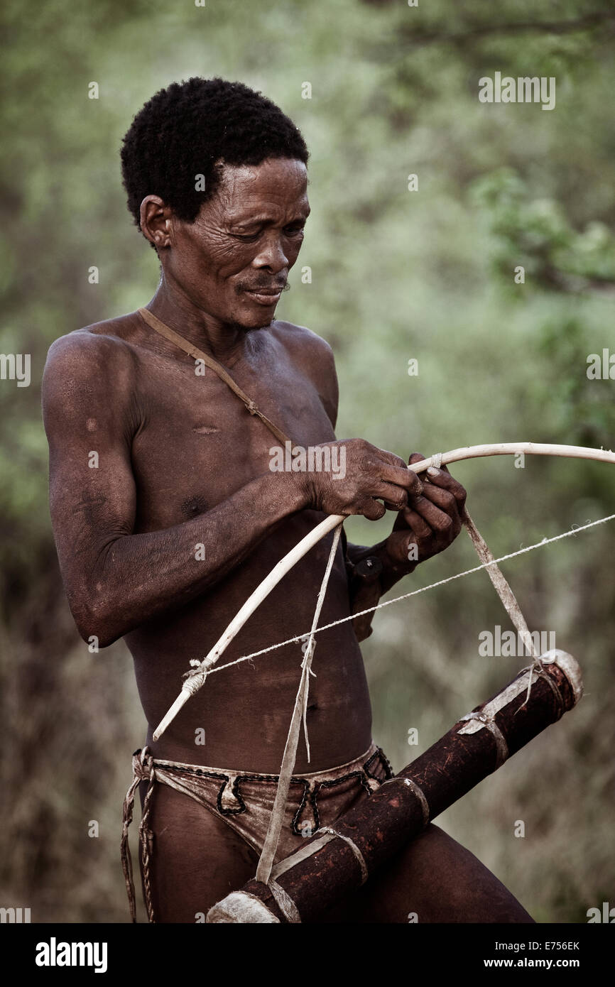 Afrikanische Kalahari Stammesangehörige mit Bogen & Pfeil Stockfoto