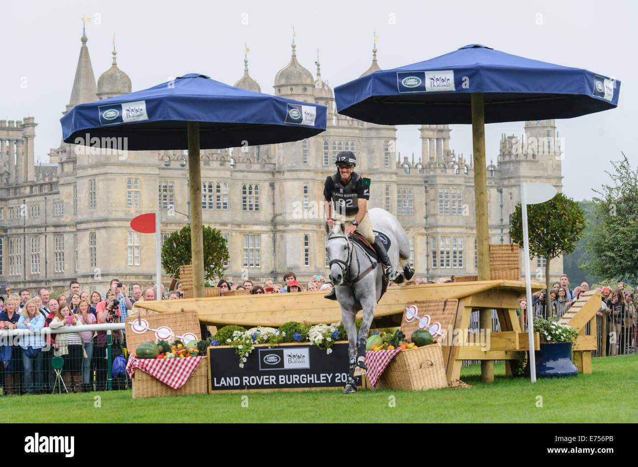 Andrew Nicholson und AVEBURY - Burghley House, Stamford, UK. 7. Sep, 2014. Die Cross Country-Phase, Land Rover Burghley Horse Trials, 6. September 2014. Bildnachweis: Nico Morgan/Alamy Live-Nachrichten Stockfoto