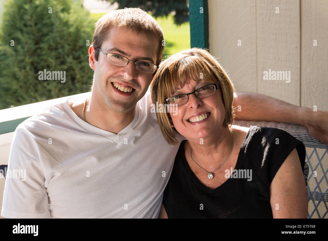 Mutter und Sohn, lächelnden Blick auf Kamera, USA Stockfoto