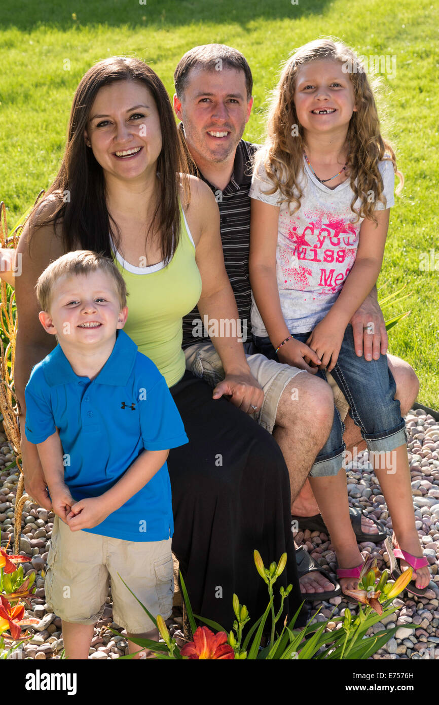 Mutter und Vater posieren mit ihrem Jungen und Mädchen, USA Stockfoto