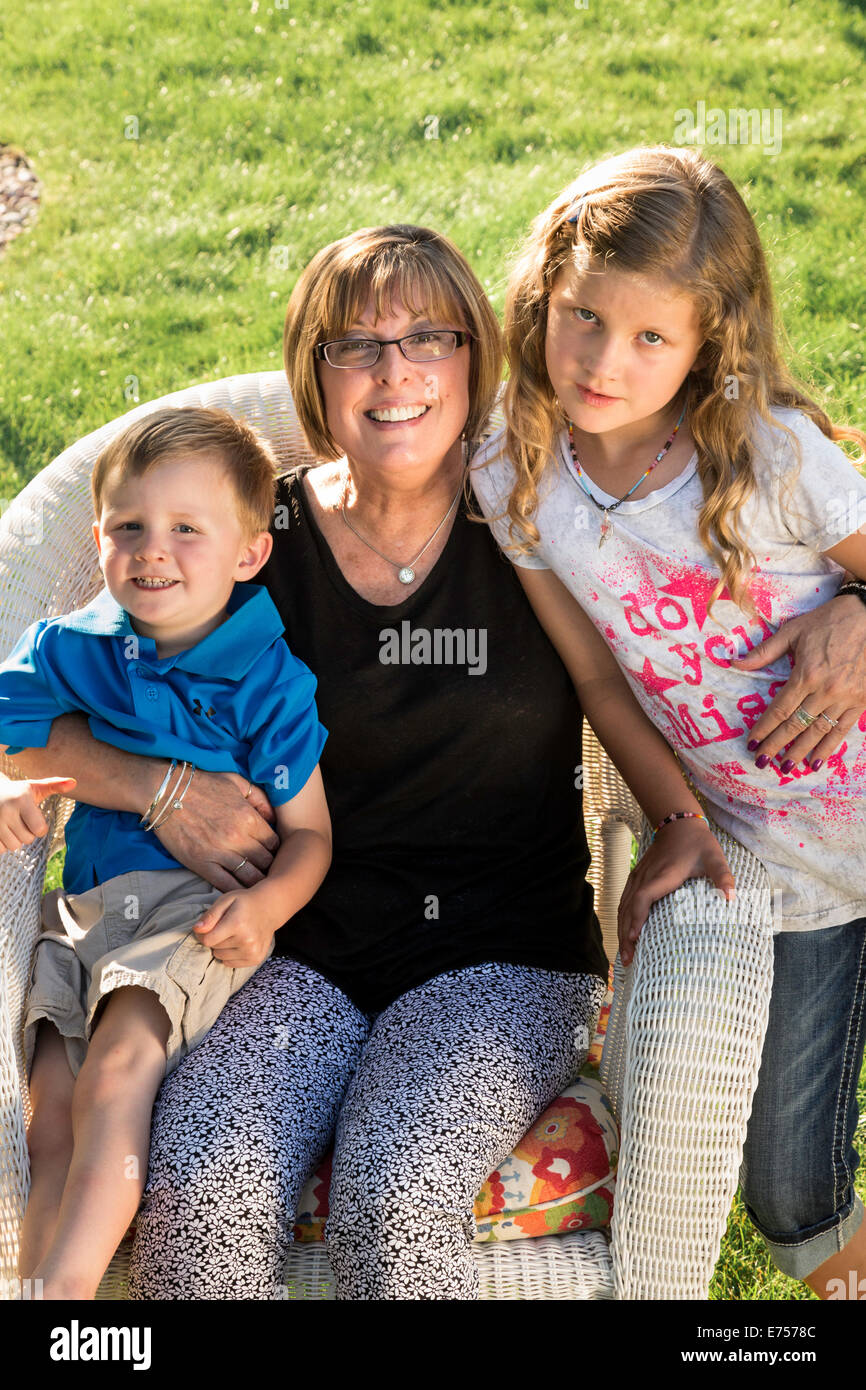 Großmutter mit zwei Enkelkindern im Hinterhof Familie Foto, USA Stockfoto
