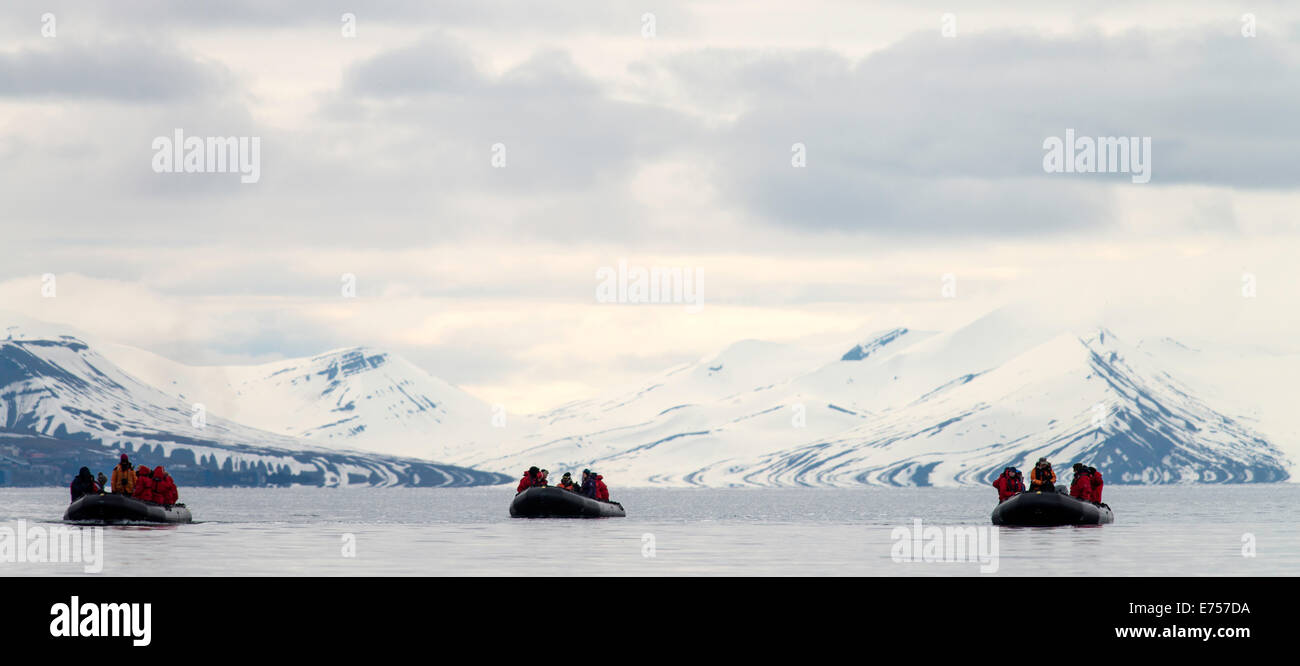 Schlauchboote mit Touristen in Spitzbergen Norwegen Polarkreis Skandinavien Europa Navigation Stockfoto