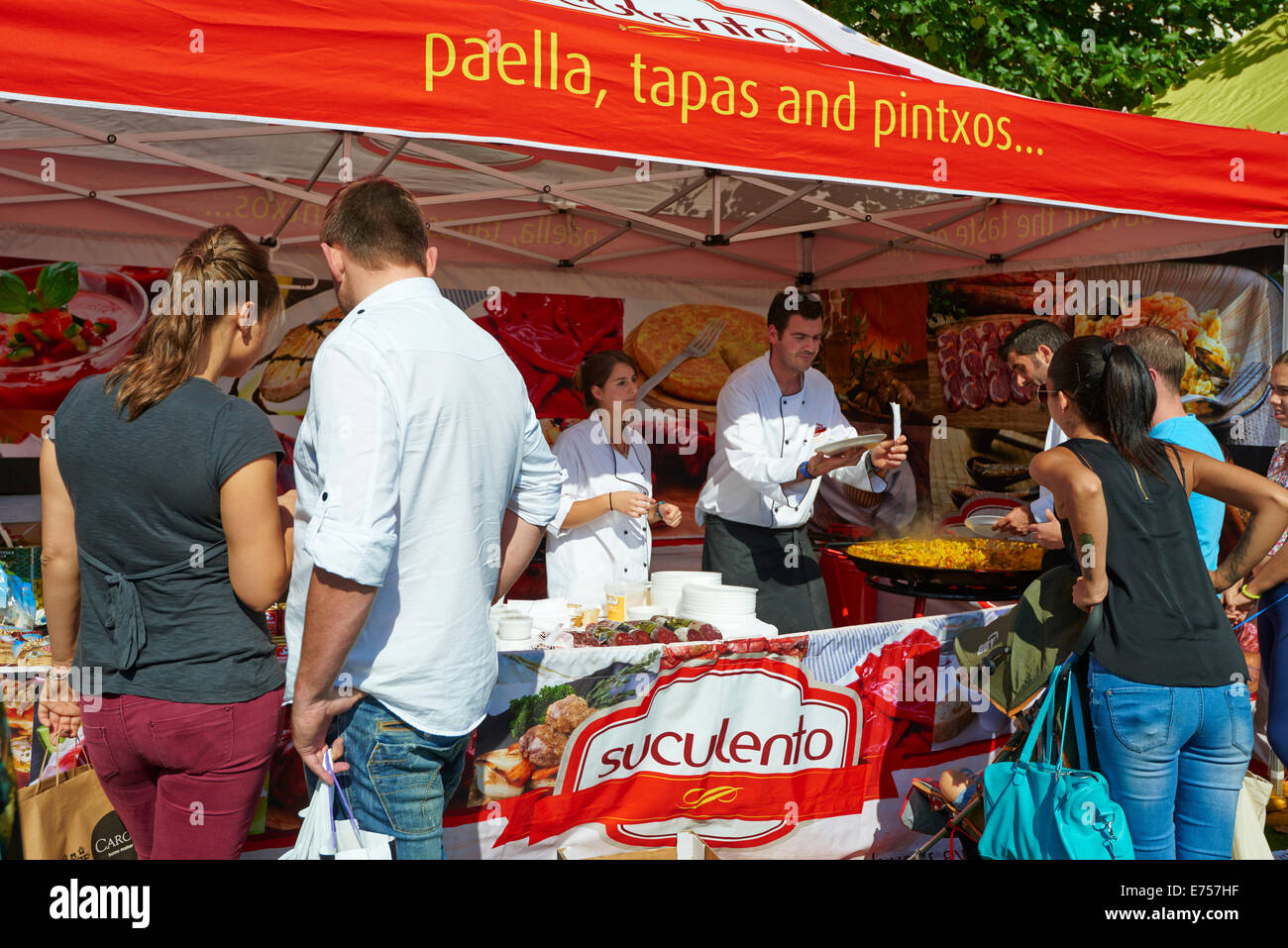 Stall Verkauf Paella Tapas und Pinchos in Food And Drink Festival Leamington Spa Warwickshire UK Stockfoto