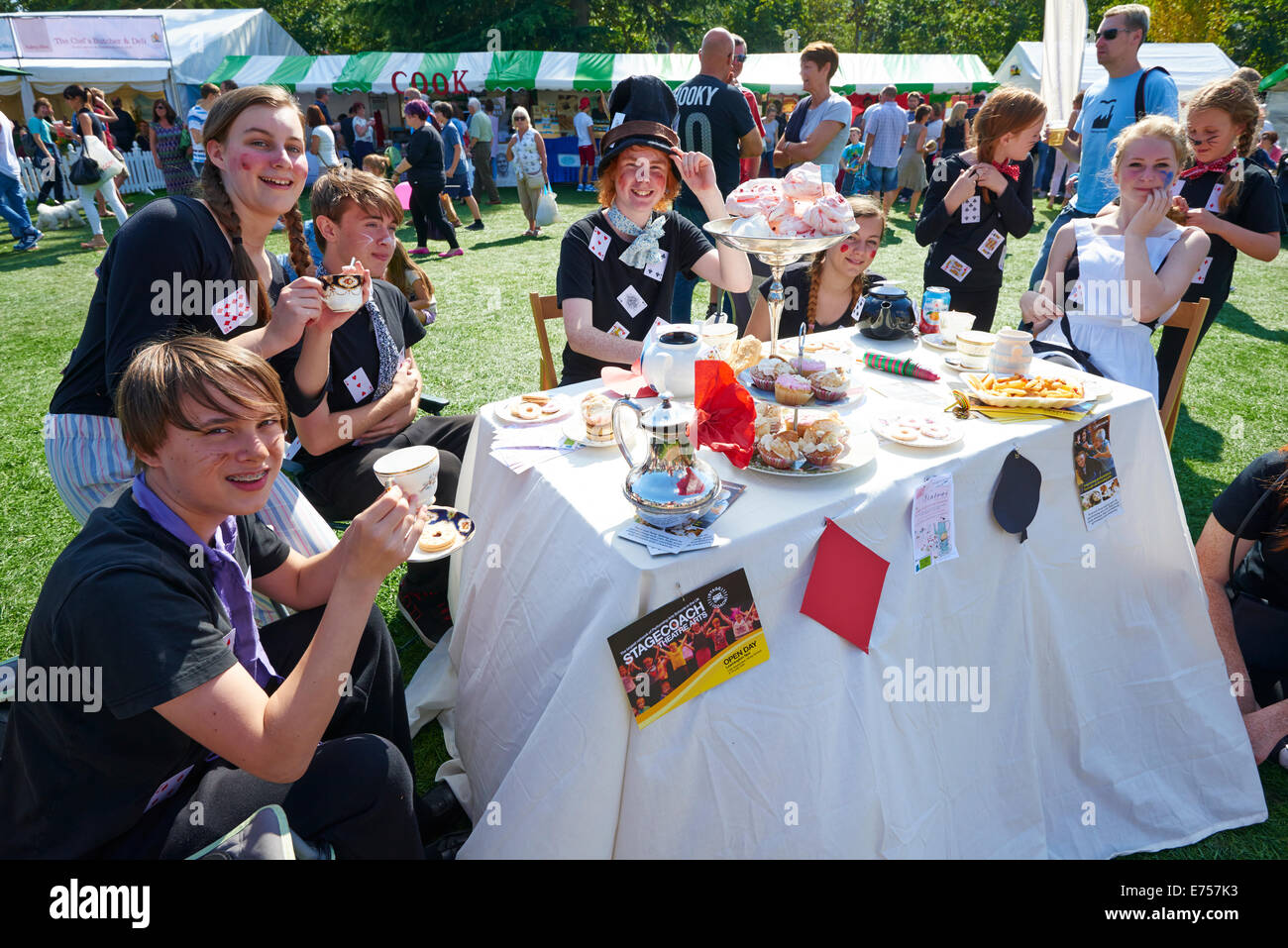 Mad Hatters Teegesellschaft gehandelt und Stagecoach Theaterstudenten in Food And Drink Festival Leamington Spa Warwickshire UK Stockfoto