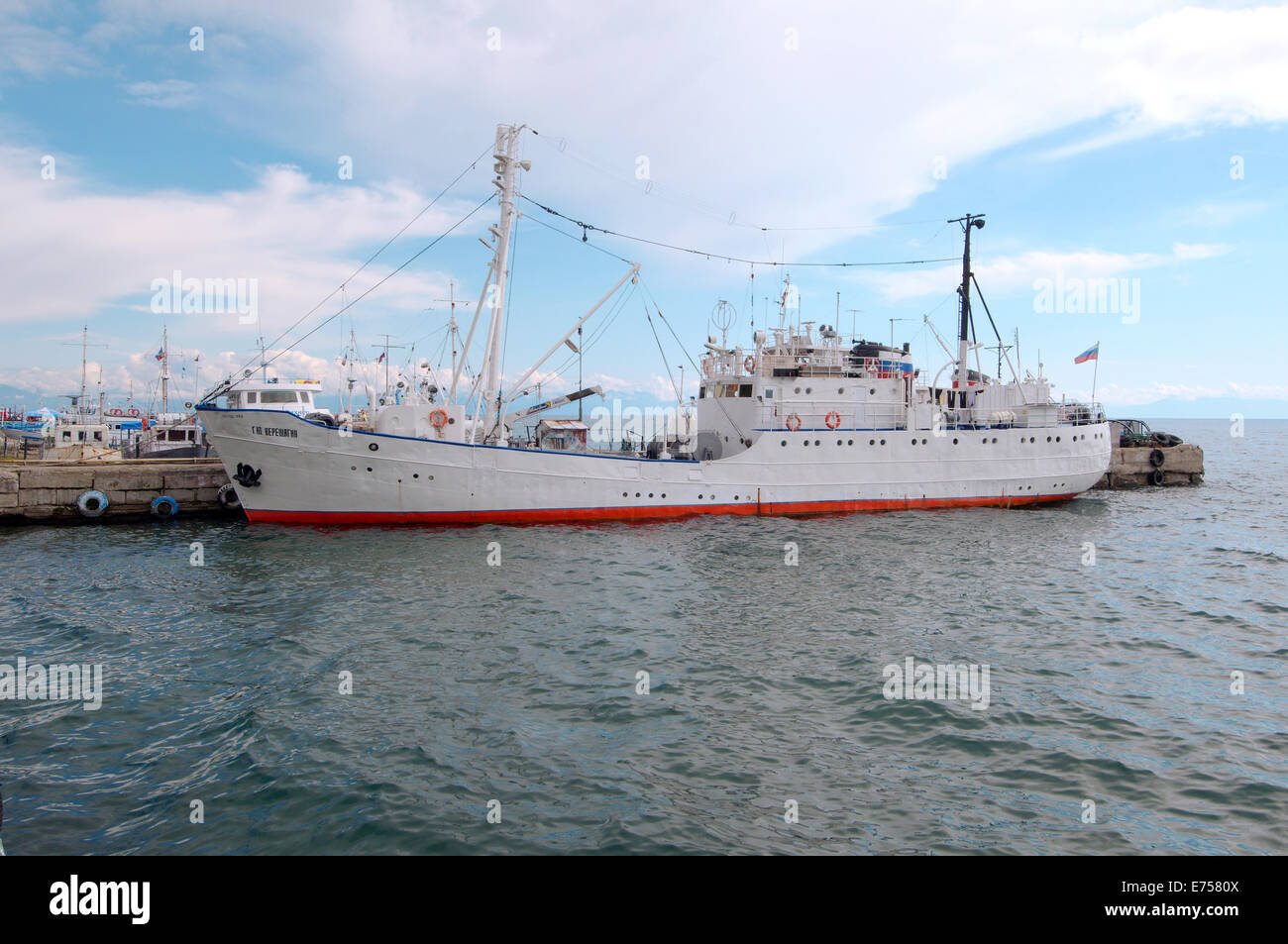 Ein Schiff im Hafen, Listwjanka, Irkutsky Bezirk, Region Irkutsk, Baikalsee, Sibirien, Russland Stockfoto