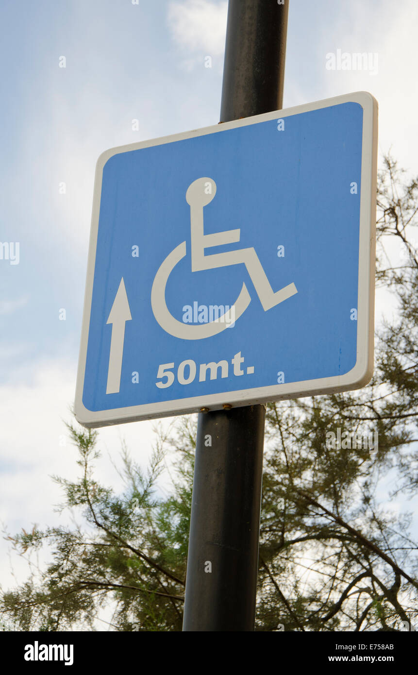 Wohn Behindertenparkplatz melden Sie 50 Meter entfernt. Spanien. Stockfoto