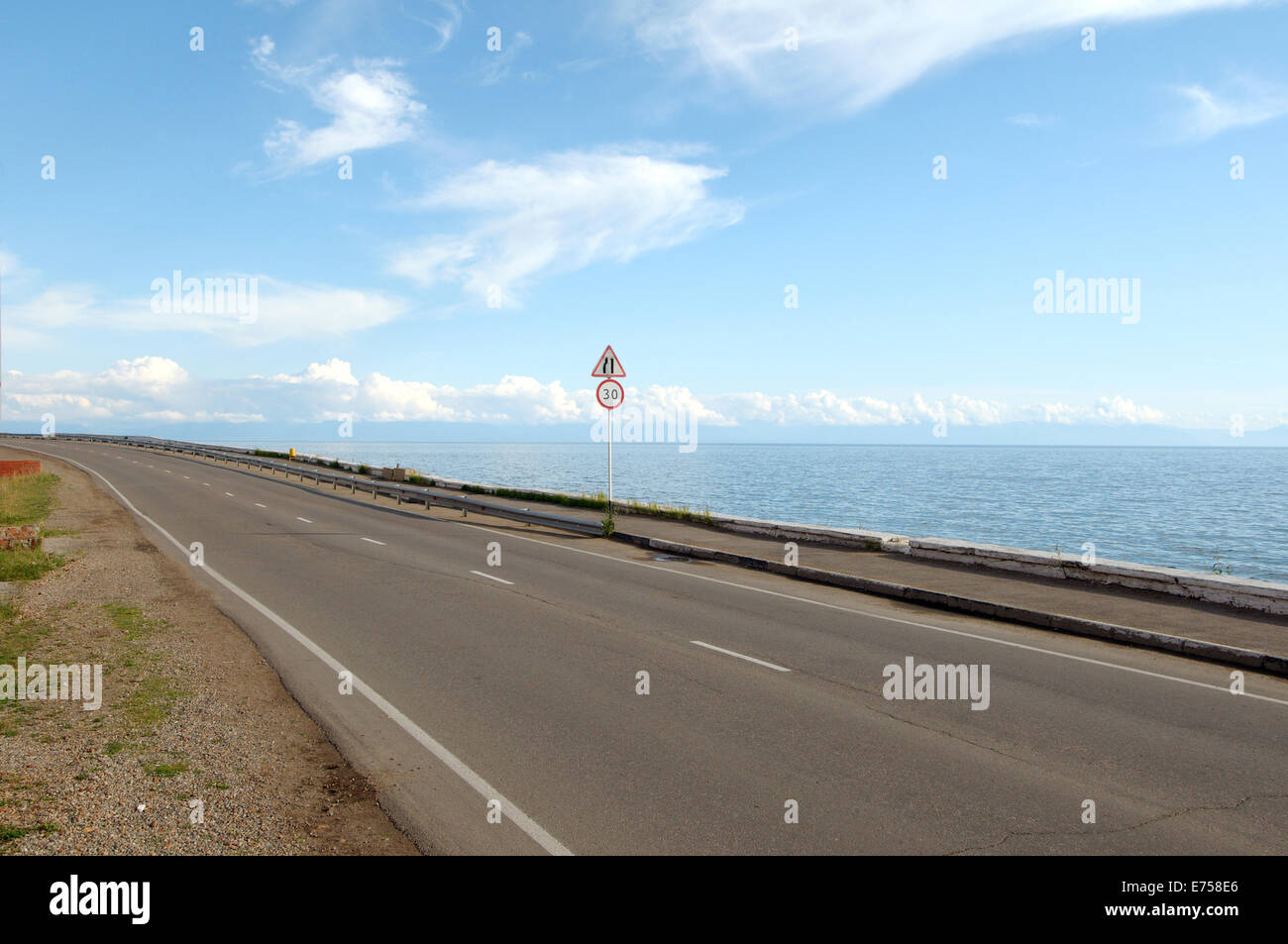 Straße und Straße Sig Geschwindigkeitsbegrenzung, Listwjanka, Irkutsky Bezirk, Region Irkutsk, Baikalsee, Sibirien, Russland Stockfoto