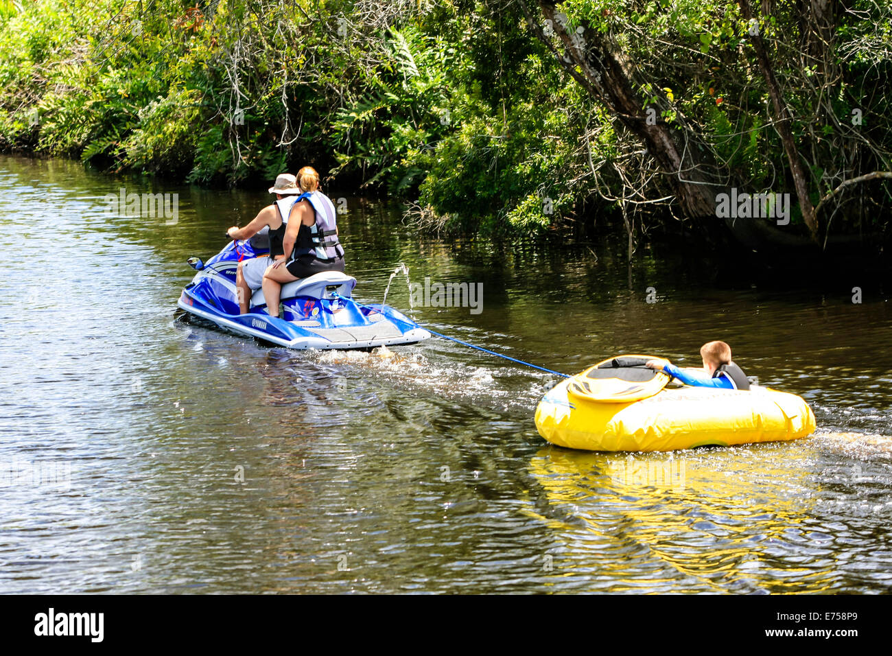Familie mit einem Jet-Ski und ein Schlauchboot auf eine Familie Wasser-Sport-Spaß Tag im Florida Stockfoto