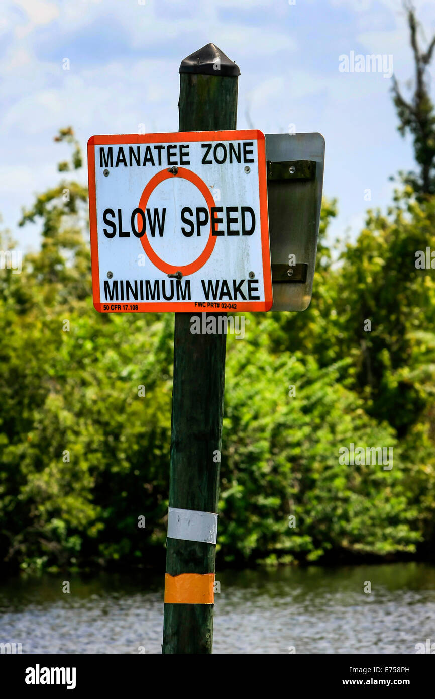 Manatee Zone Wegweiser auf der Peace River in SW Florida Stockfoto