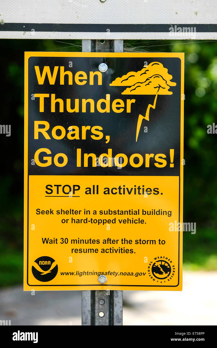 Information der Öffentlichkeit Schild über Sicherheit während eines Gewitters Stockfoto