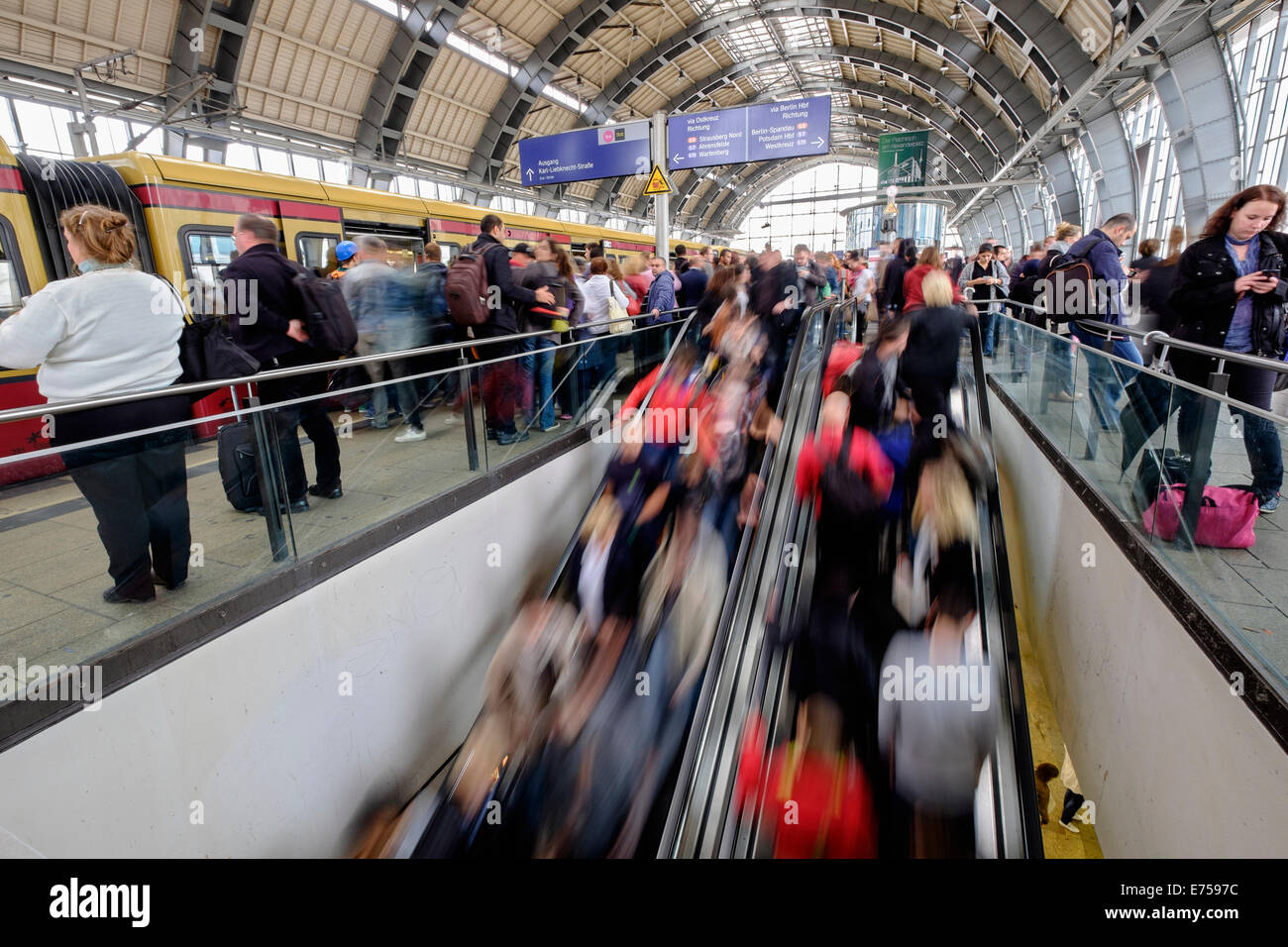 Verschwommenes Bild Bewegung der Passagiere auf Bahnsteigen am Bahnhof Alexanderplatz mit der S-Bahn in Berlin Deutschland Stockfoto