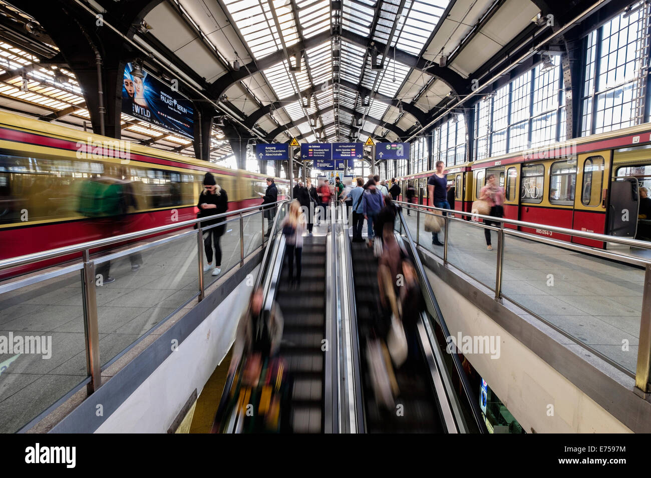 Verschwommenes Bild Bewegung der Passagiere auf Bahnsteigen am Bahnhof Friedrichstraße mit der S-Bahn in Berlin Deutschland Stockfoto