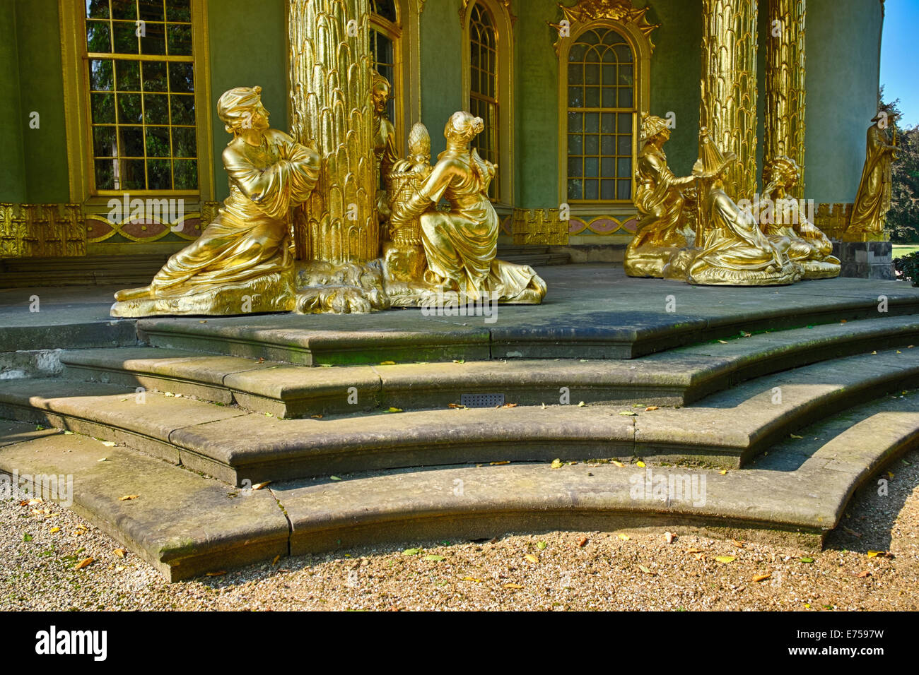 Goldene Statuen im chinesischen Teehaus in Sanssouci Gärten Potsdam, Berlin, Deutschland zum UNESCO-Weltkulturerbe Stockfoto