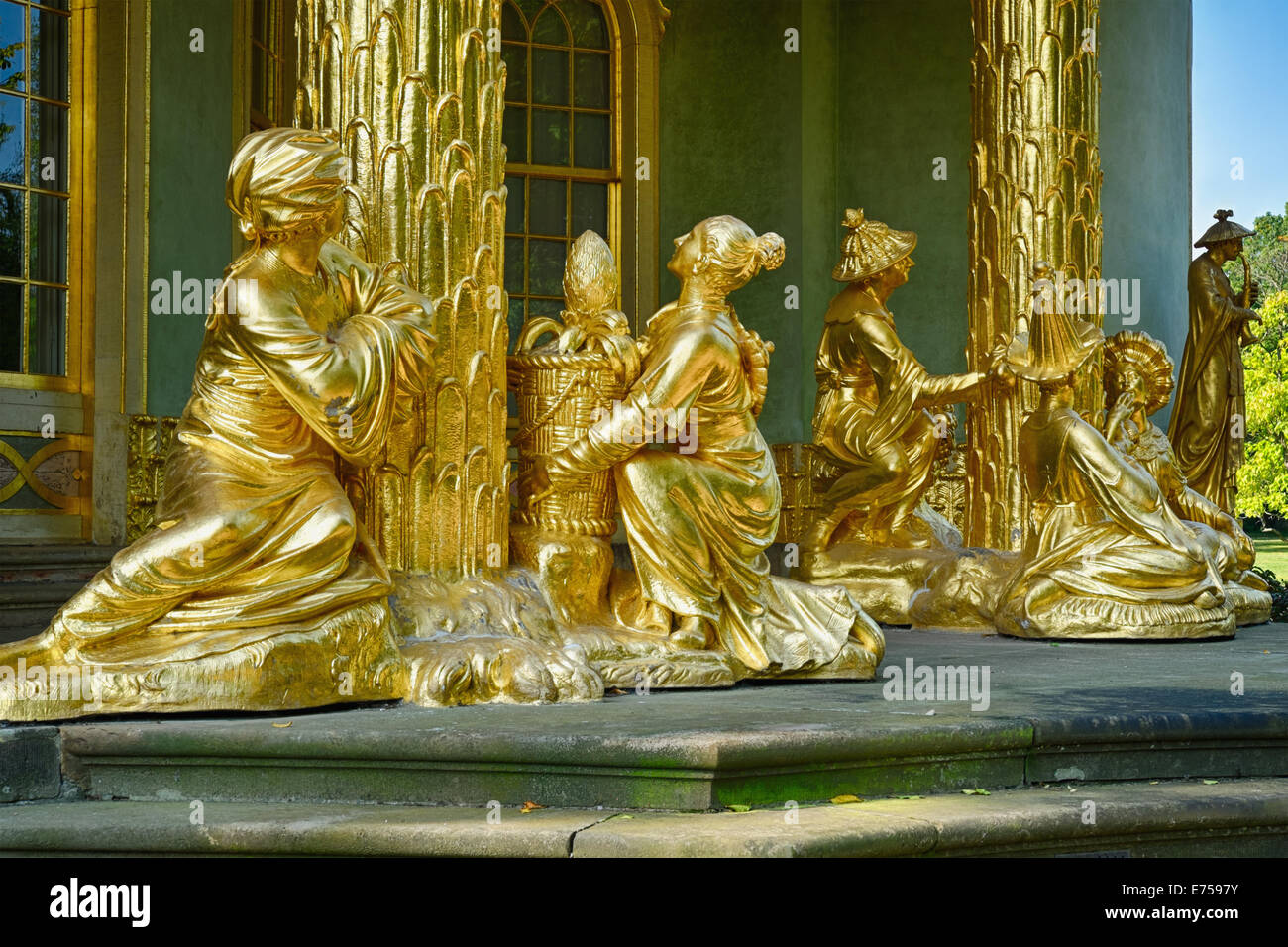 Goldene Statuen im chinesischen Teehaus in Sanssouci Gärten Potsdam, Berlin, Deutschland zum UNESCO-Weltkulturerbe Stockfoto