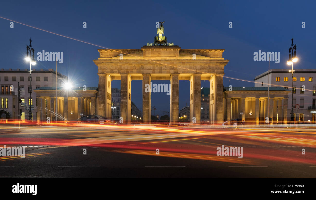 Abends Blick auf Brandenburger Tor mit Bewegung wegen der Verkehr auf Straße in Mitte Berlin Deutschland Stockfoto