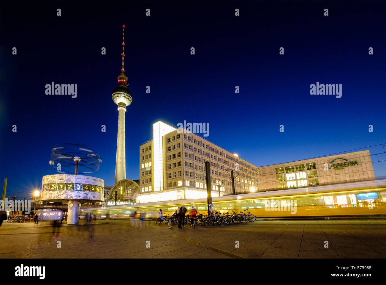 Nachtansicht der Straßenbahn am Alexanderplatz in Mitte Berlin Deutschland Stockfoto