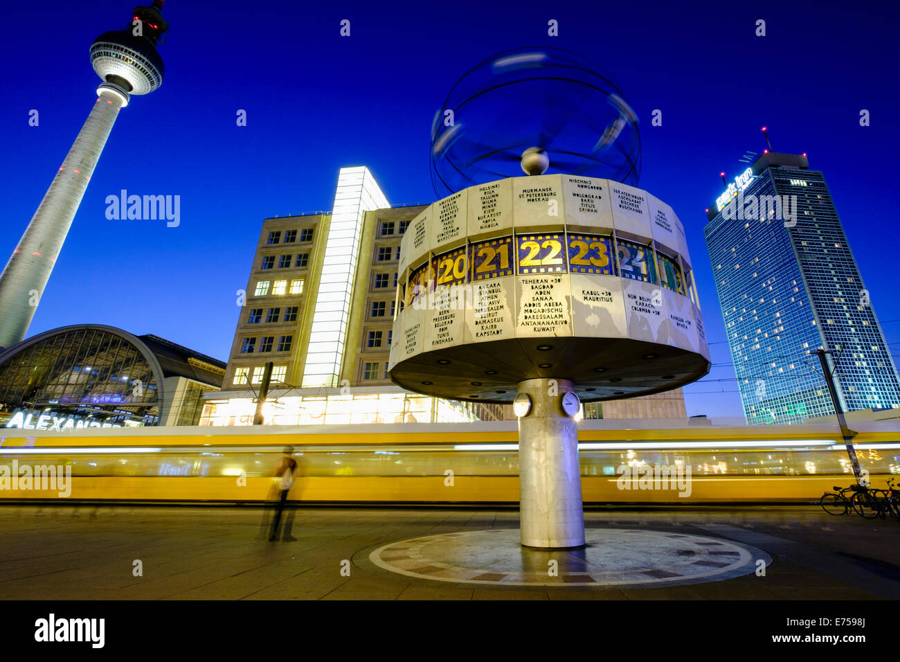 Nachtansicht der Weltzeituhr und Straßenbahn am Alexanderplatz in Mitte Berlin Deutschland Stockfoto