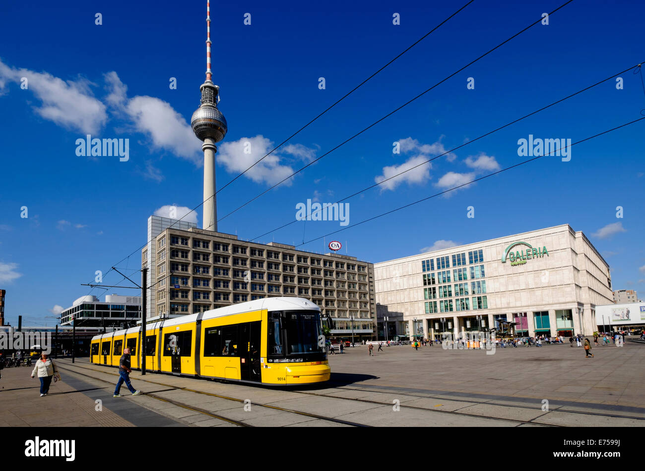 Blick auf den Alexanderplatz mit gelben Straßenbahn in Mitte Berlin Deutschland Stockfoto