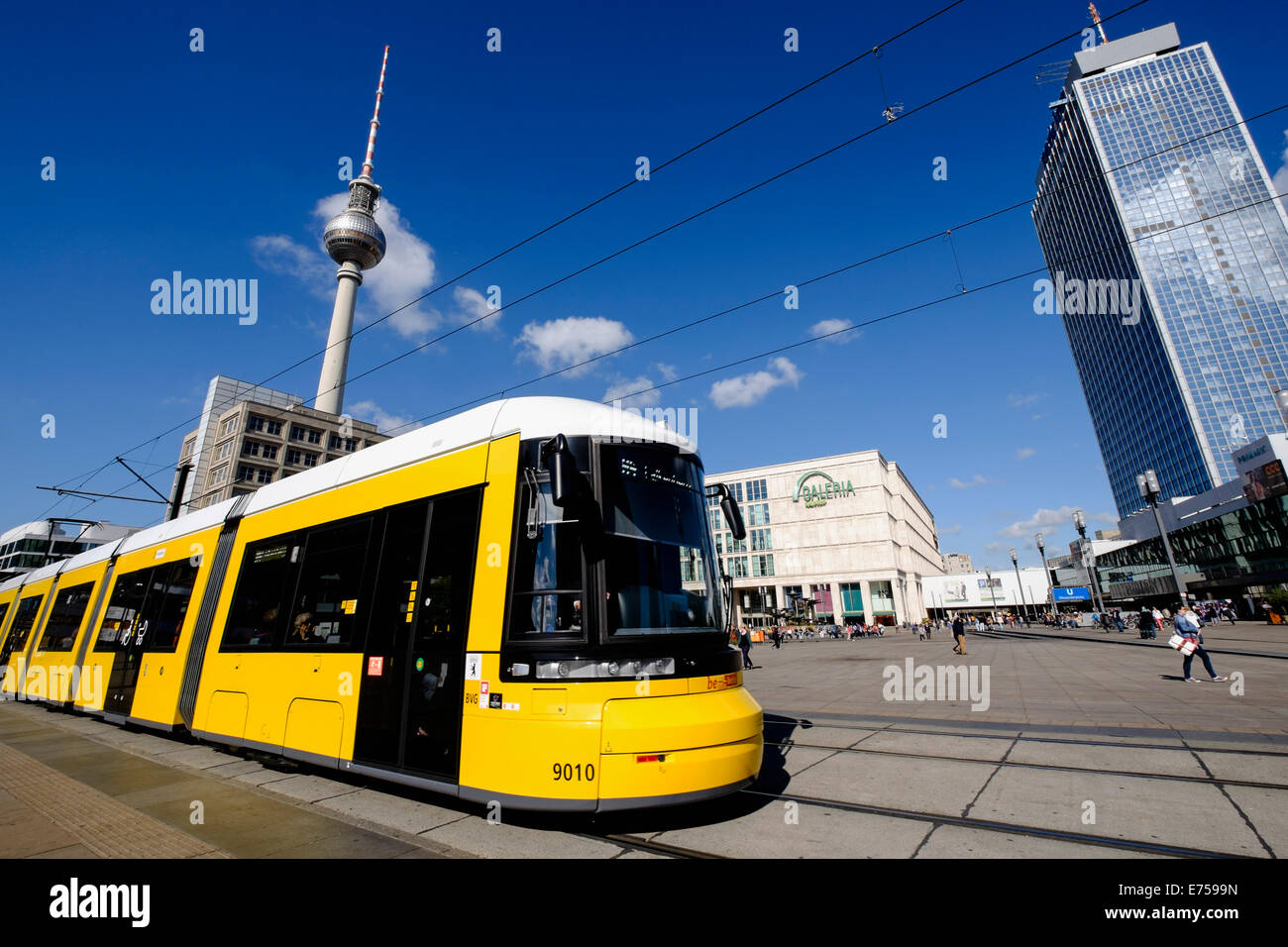 Blick auf den Alexanderplatz mit gelben Straßenbahn in Mitte Berlin Deutschland Stockfoto