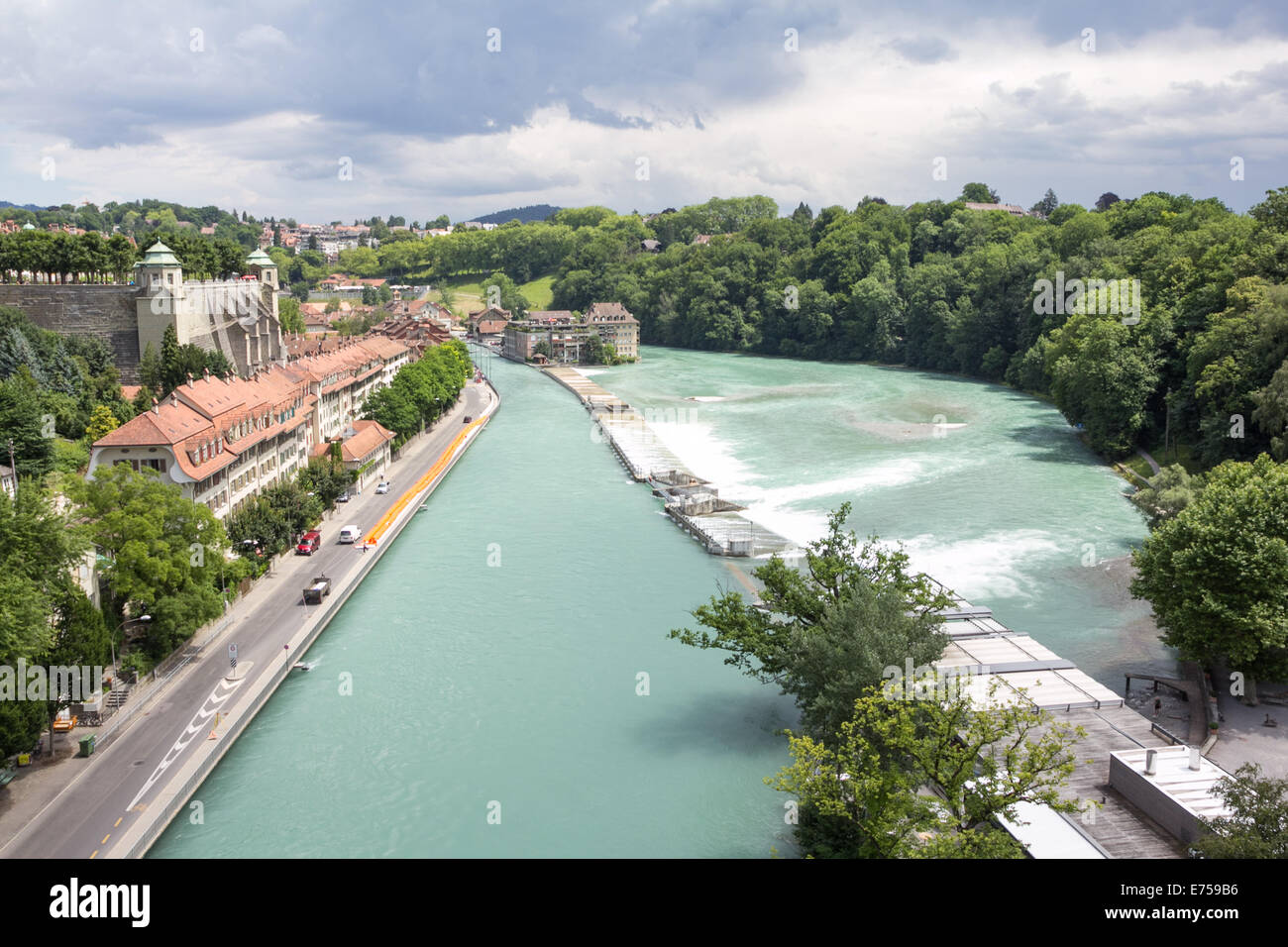 Blick auf die Hauptstadt der Schweiz und den Fluss Aare. Stockfoto