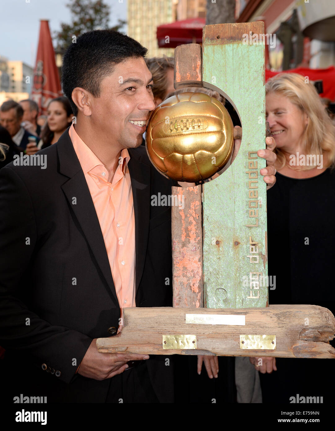 Hamburg, Deutschland. 07. Sep, 2014. Der ehemalige Fußballspieler Giovane Elber ist bei der Gala der "Night of Legends 2014" in Hamburg, Deutschland, 7. September 2014 abgebildet. Bei der vorherigen 10. "Tag der Legenden" Veranstaltung, ehemalige Fußball-Profis in zwei Teams gegeneinander gespielt, um Geld für Jugendprojekte in benachteiligten Stadtteilen Hamburgs. Foto: DANIEL REINHARDT/DPA/Alamy Live-Nachrichten Stockfoto