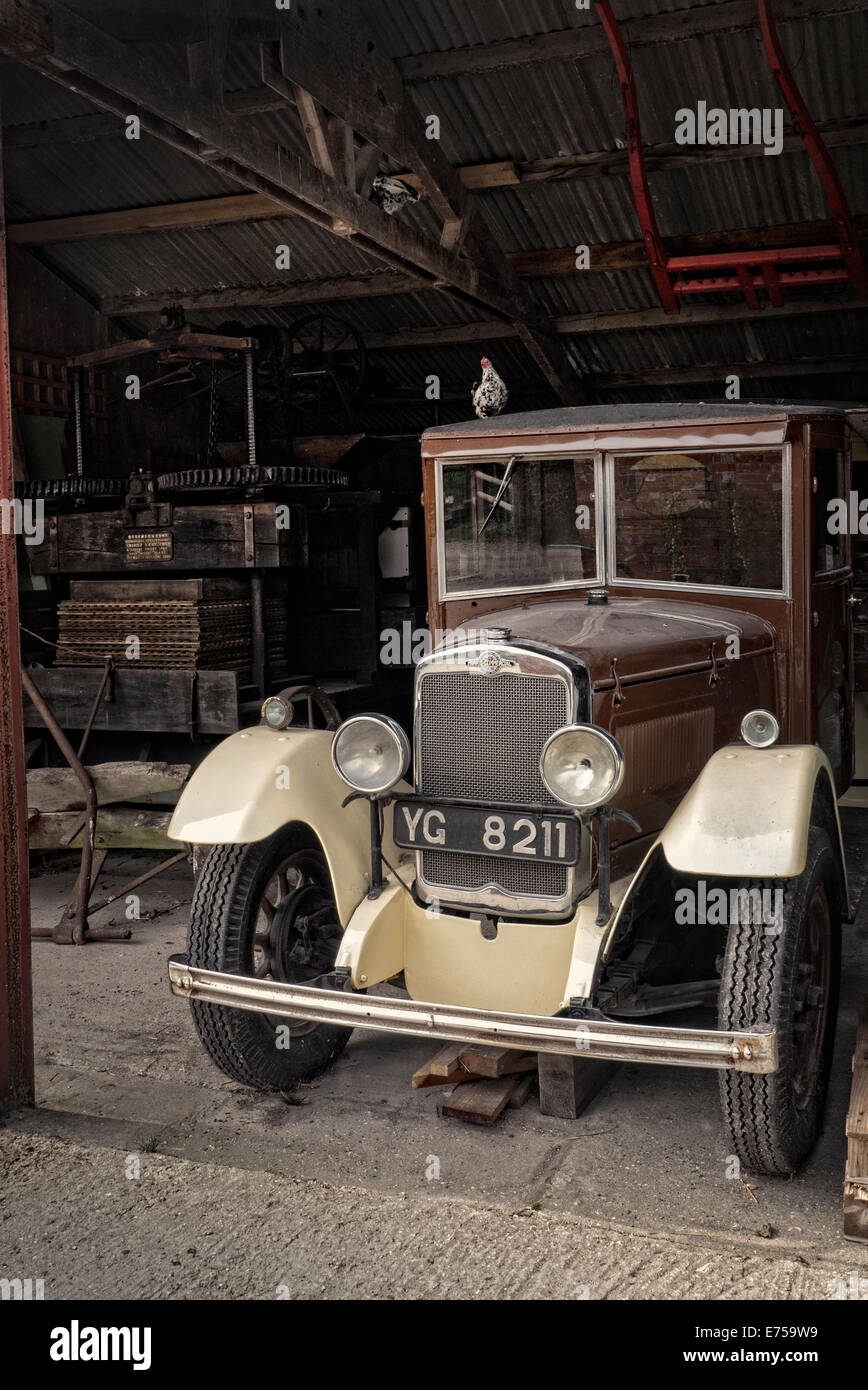 1934 Morris Commercial-LKW in einer Scheune Stockfoto