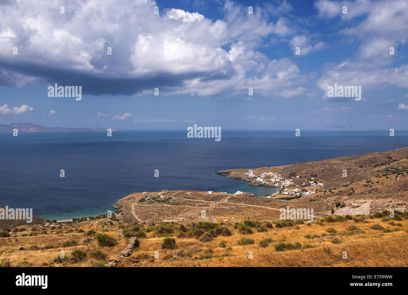 Eine malerische Aussicht an Giannaki Strand, ein flaches Resort in der Nähe von Kardiani traditionelles Dorf in Tinos Insel Kykladen, Griechenland Stockfoto