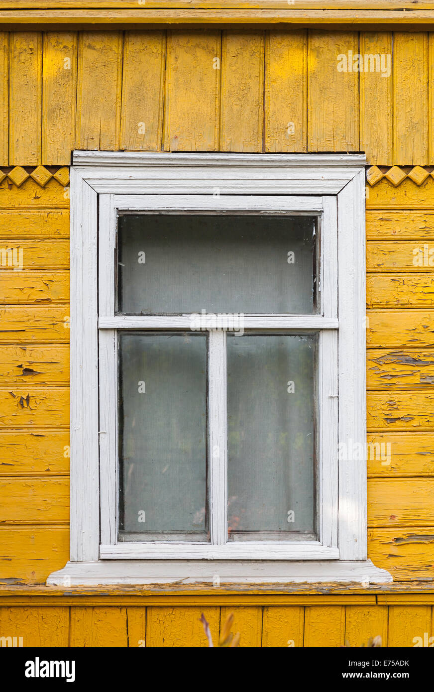 Russischen Landhaus Fragment, gelbe Wand und weiße Fenster Stockfoto