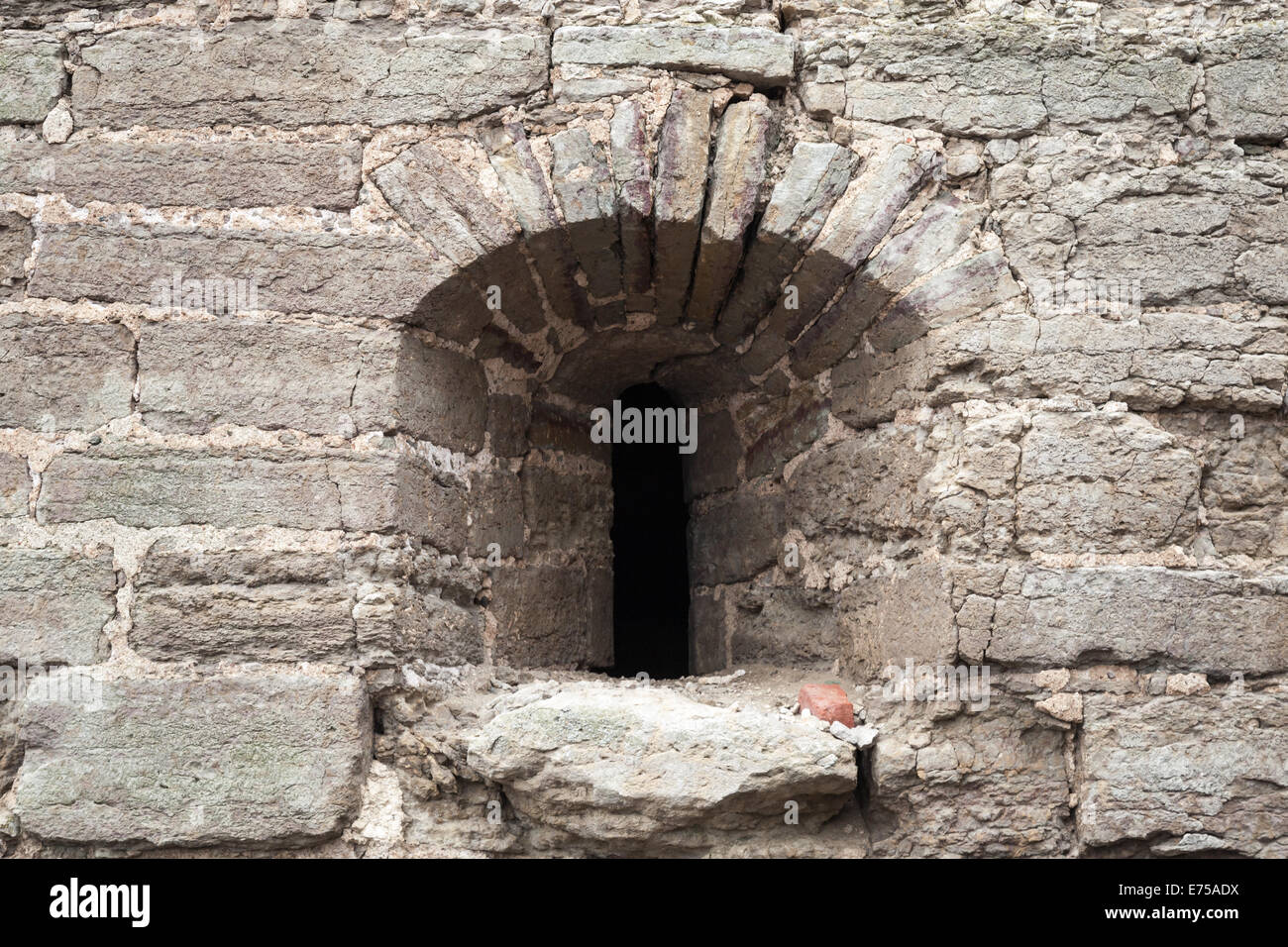 Alte Festung Wand Fragment mit kleinen Fenster, Koporye, Russland Stockfoto Alte Festung Wand Fragment mit kleinen Fenster, Koporye, Russland Stockfoto