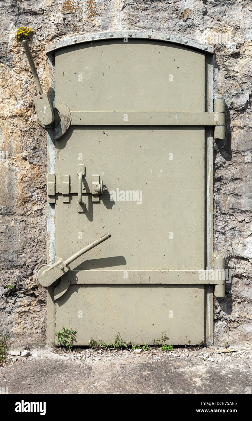 Metalltür in alten Befestigungsmauer, Hintergrundtextur Stockfoto