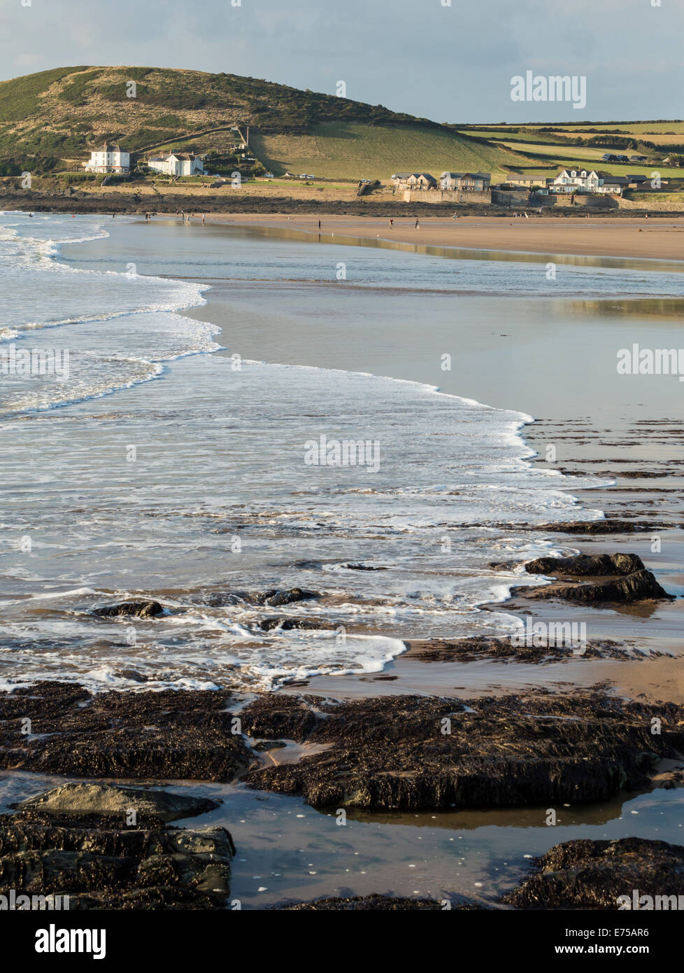 Blick entlang des Strandes mit Wellen rollen über den sand Stockfoto