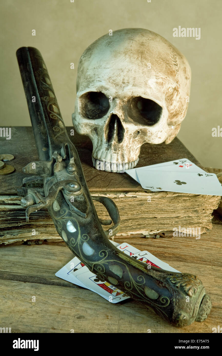 Altmeister wie Foto ein Schädel und Pistole auf Vintage Spielkarten Stockfoto
