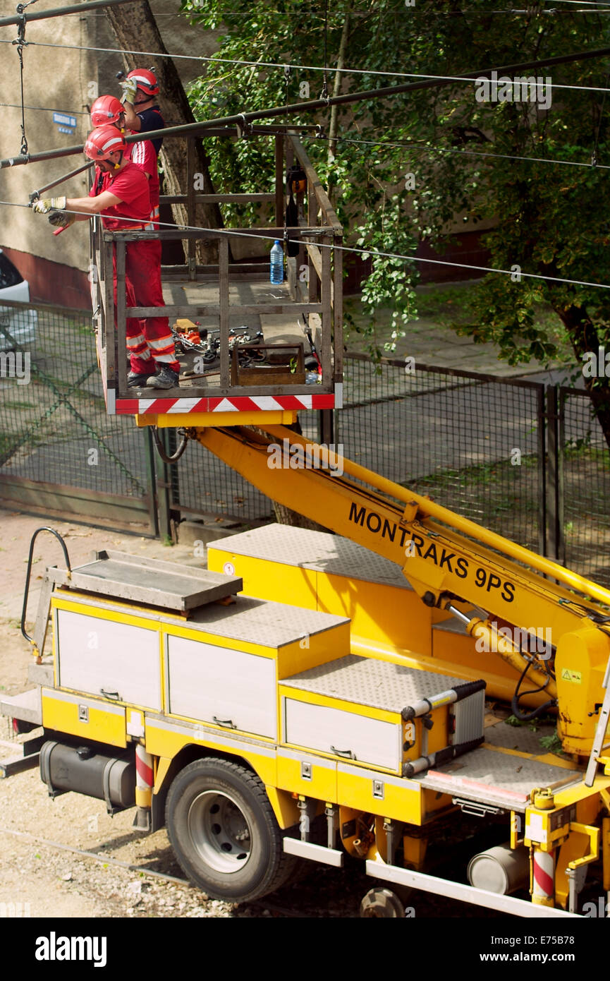 Straßenbahn-Netz Wartungsarbeiten in Warschau, Polen. Arbeitnehmer in Lkw Warenkorb Kran. Stockfoto