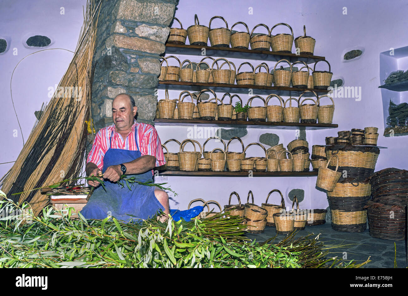 Loudovikos ist eines der letzten traditionellen Korbflechter links in Volax Dorf auf der Insel Tinos, Kykladen, Griechenland Stockfoto