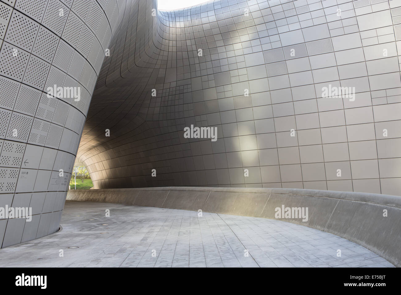 Dongdaemun Design Plaza, Seoul Südkorea. Architektin: Zaha Hadid. Stockfoto