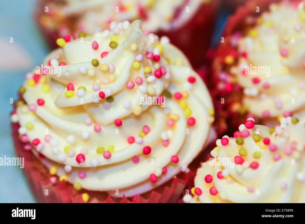 Mini-Muffins mit Streuseln und Zuckerguss wirbelt Stockfoto