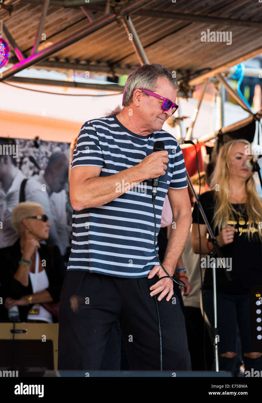 Lyme Regis, Dorset, UK. 6. September 2014. Ian Gillan auf der Bühne bei The Guitars auf der Strand-Event. Gesang-Smoke on the Water. Stockfoto