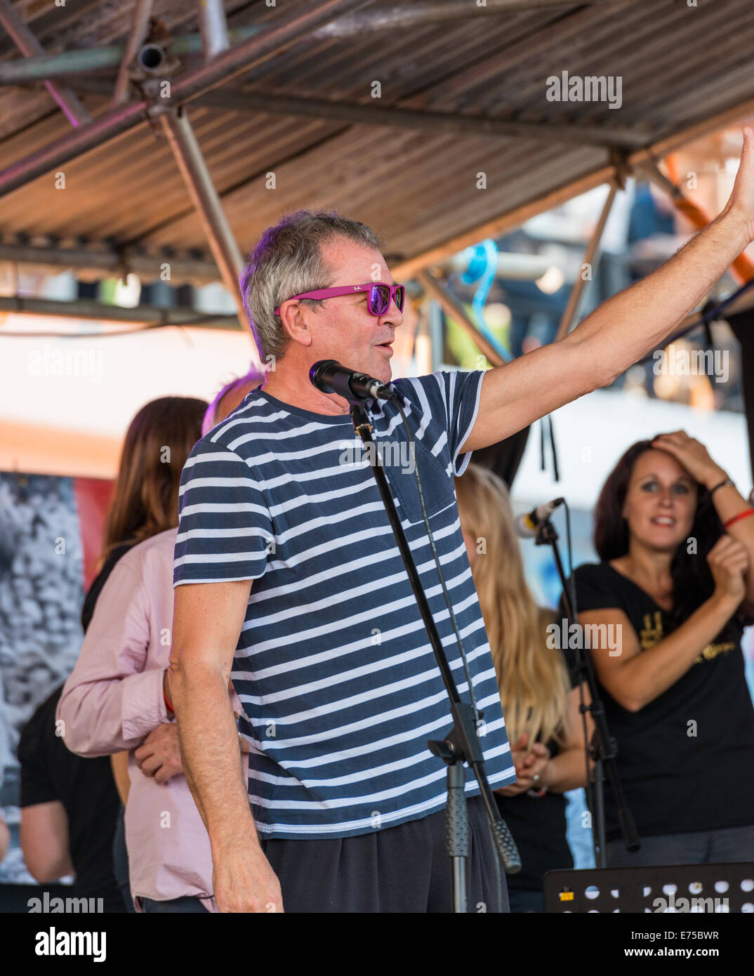 Lyme Regis, Dorset, UK. 6. September 2014. Ian Gillan auf der Bühne bei The Guitars auf der Strand-Event. Gesang-Smoke on the Water. Stockfoto