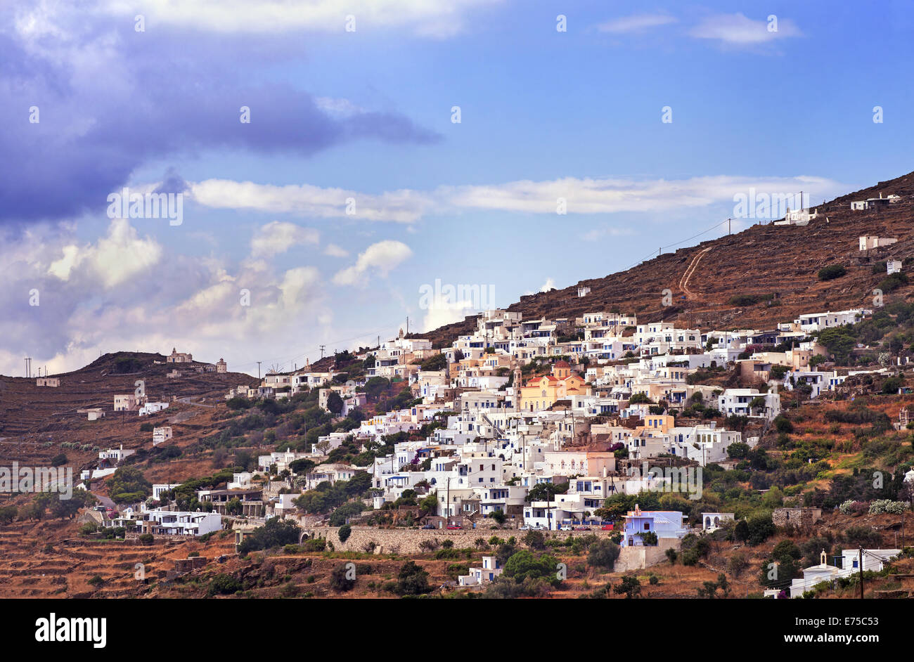 Blick auf Ysternia traditionelles Dorf, gebaut auf einem Hügel, einer der authentischsten Insel Tinos, Kykladen, Griechenland Stockfoto