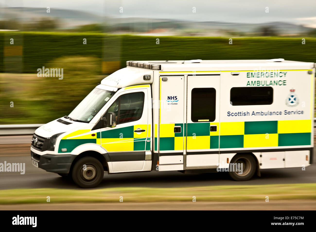 Scottish Ambulance Service Notfallambulanz Beschleunigung entlang der Kingsway West Doppelspurstraße als Reaktion auf einen Notfall 999 in Dundee, Schottland Stockfoto